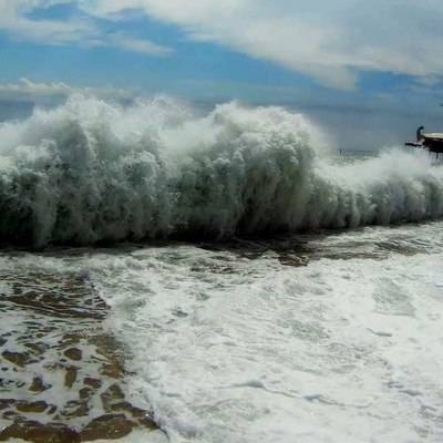 На Черноморском побережье России ожидаются высокие волны и порывы ветра до 25 м/с