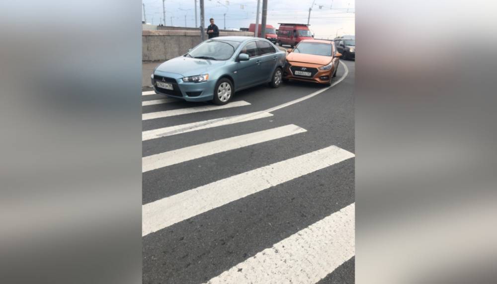 На мосту Александра Невского Hyundai влетел в Mitsubishi