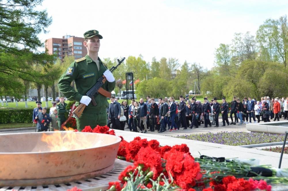 Петербуржцы почтили память жертв блокады на Пискаревском кладбище