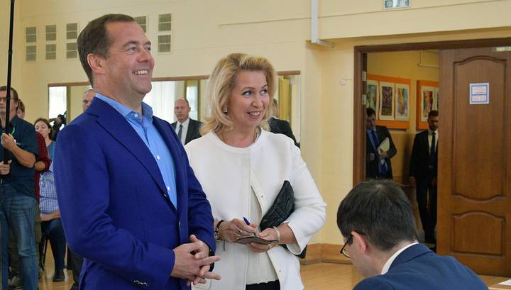 Выборы в Мосгордуму: Дмитрий и Светлана Медведевы отдали свои голоса