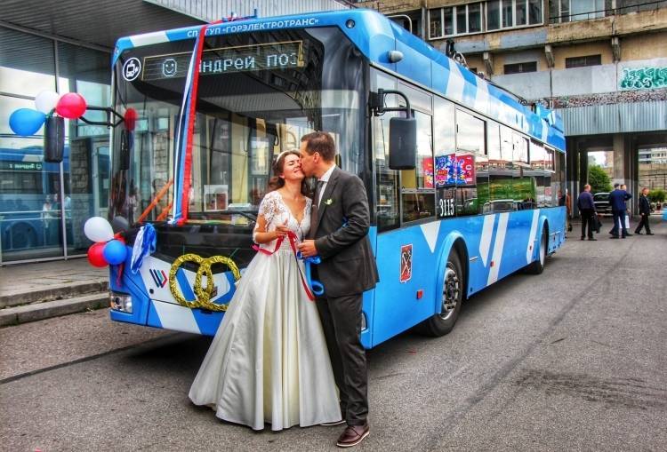Свадебный троллейбус удивил жителей Петербурга
