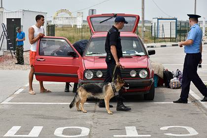 Пограничники ФСБ поймали в Крыму находящихся в розыске мошенника и вора