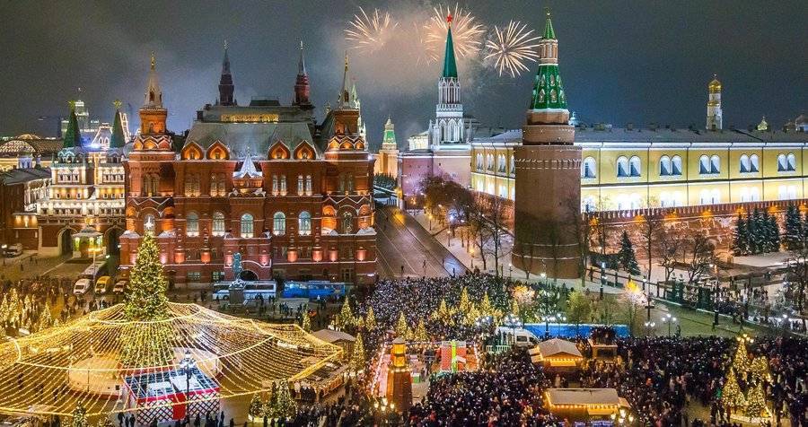 Москвичи встретили Новый год салютом и массовыми гуляньями