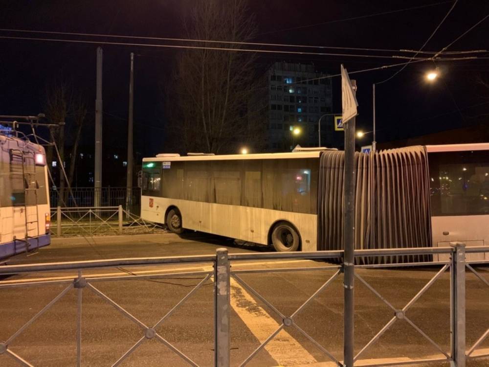На перекрестке Полярников и Бабушкина из-за гололеда автобус врезался в ограждение