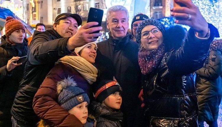 Собянин прогулялся по Тверской и поздравил москвичей с Новым годом