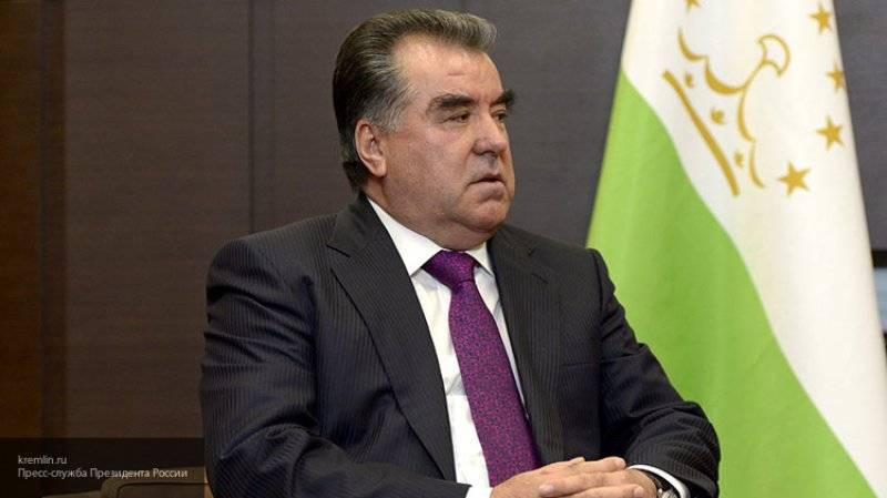 Президент Таджикистана Эмомали Рахмон поздравил граждан страны с наступившим Новым годом