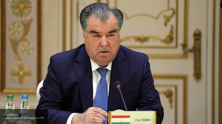 Эмомали Рахмон передал новогоднее поздравление гражданам Таджикистана