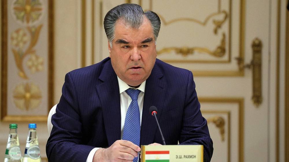 Глава Таджикистана Рахмон поздравил соотечественников с Новым годом