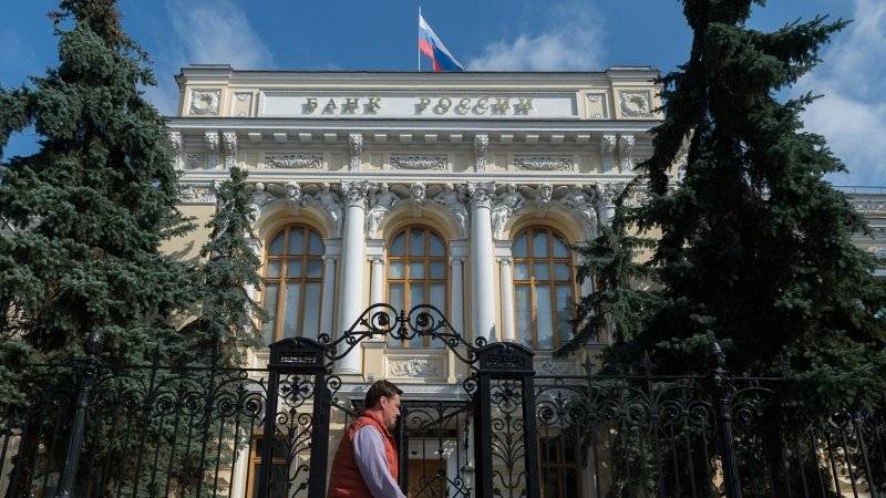 ЦБ РФ начнет снимать комиссию с банков за переводы денег по номеру телефона
