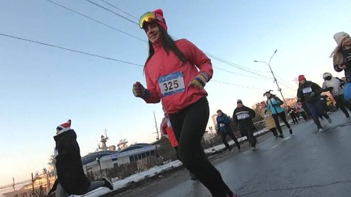 Владивосток встретил Новый год костюмированным забегом в мороз