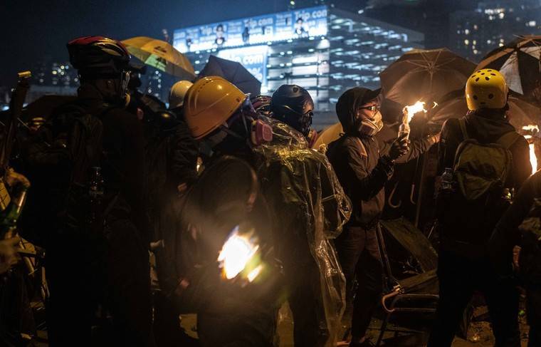 Протестующие в Гонконге подожгли баррикады