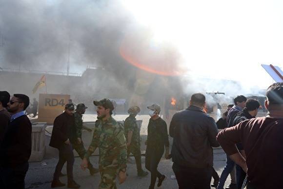 В Ираке протестующие пытались взять штурмом посольство США. Трамп обвинил Иран