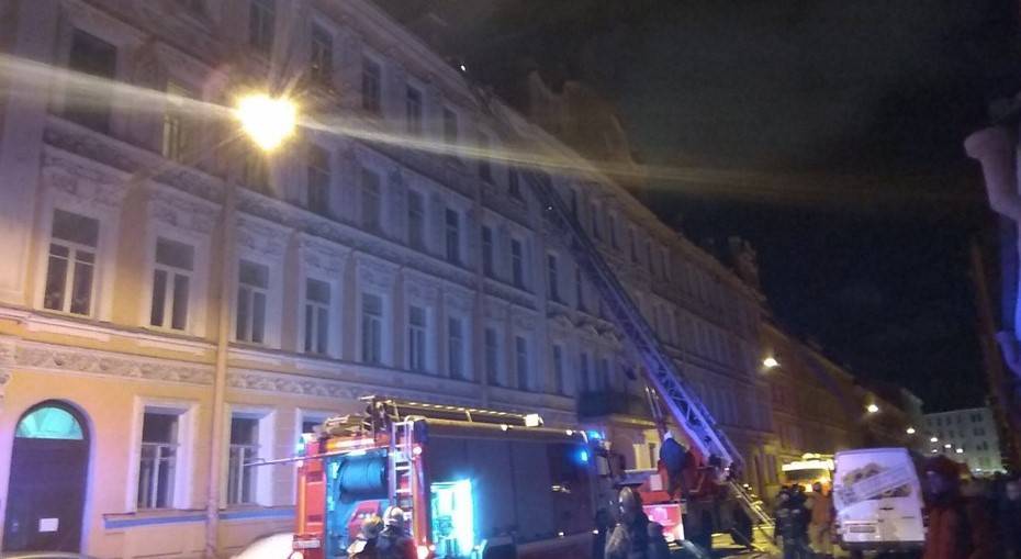 В Петроградском районе по повышенному номеру сложности тушили пожар в жилом доме