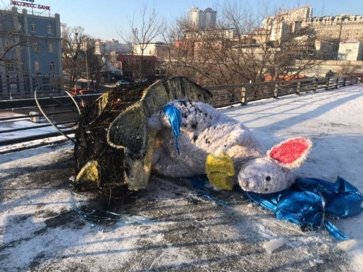 В Приморье вандалы сожгли символ Нового года за 677 тысяч рублей