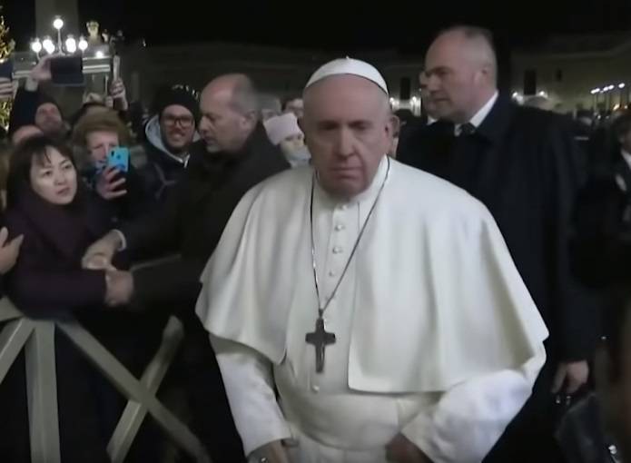 Папа Римский ударил восхищенную женщину на праздновании Нового года