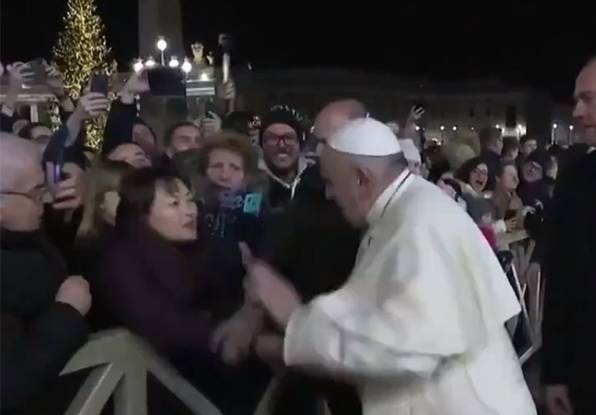 Папа Римский ударил женщину во время празднования Нового года