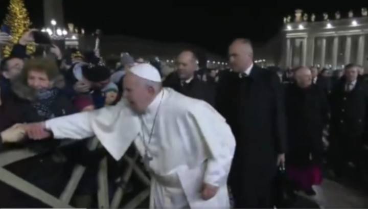 Папа Римский ударил по руке чуть не утащившую его прихожанку. Видео