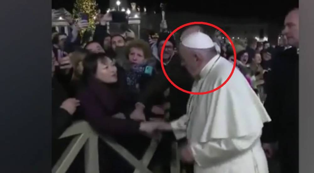 Папа римский во время празднования Нового года ударил верующую