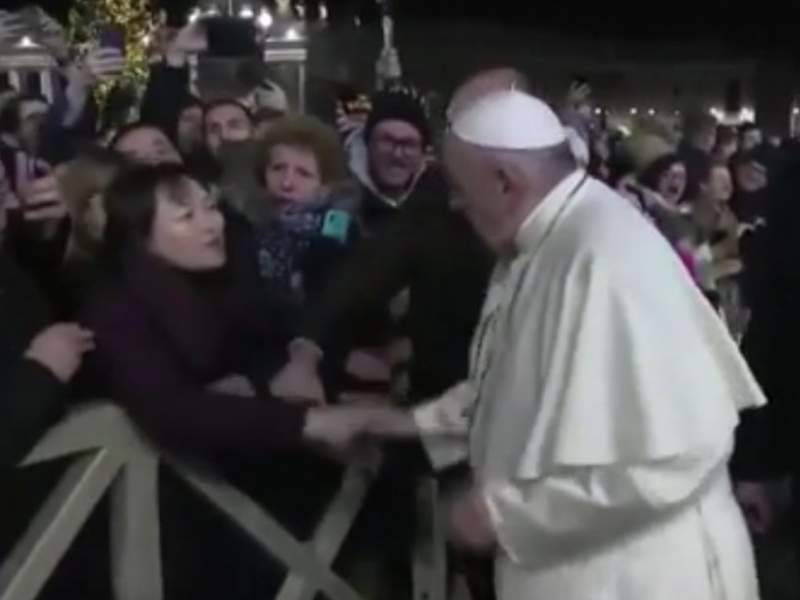 Папа Римский ударил женщину перед камерой