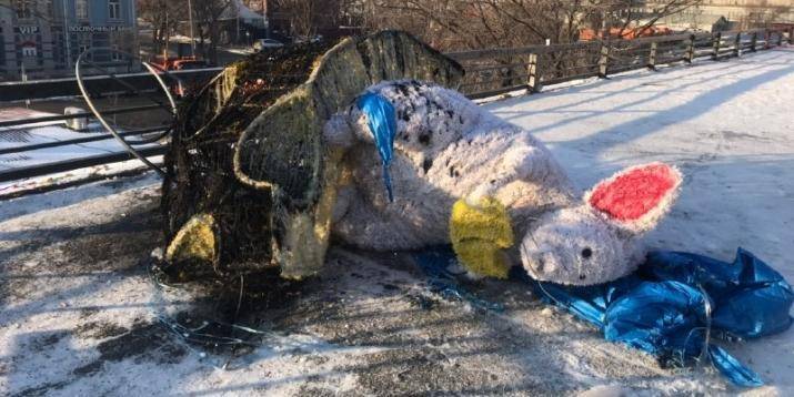 Во Владивостоке вандалы сожгли символ года за 677 тысяч рублей