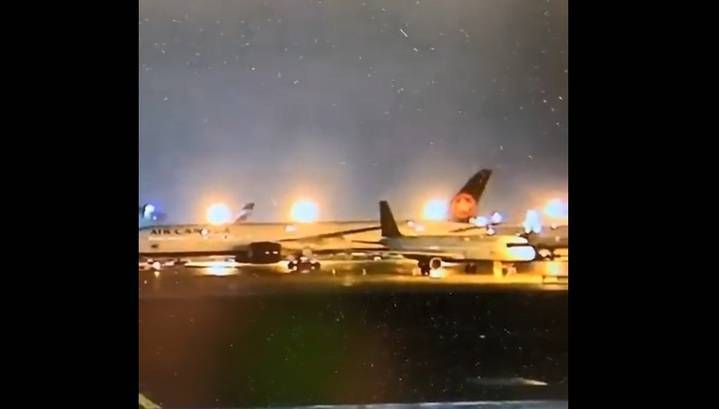 Boeing 777 утащил за собой авиалайнер при буксировке в аэропорту Торонто. Видео