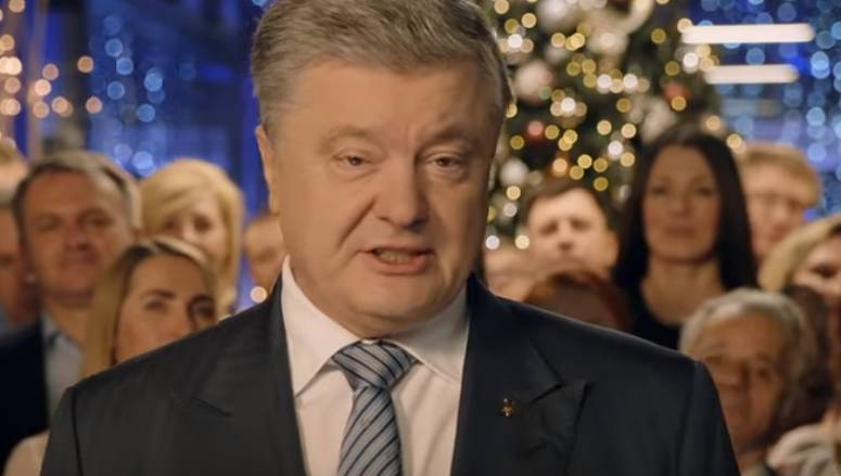 Новогоднее поздравление Порошенко вместо речи Зеленского показали на Украине