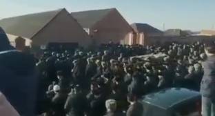 Сотни жителей Ингушетии пришли на похороны убитого в Магасе полицейского