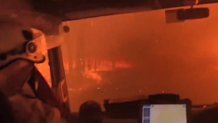 Австралийские пожарные сняли на видео впечатляющий прорыв через пылающий лес