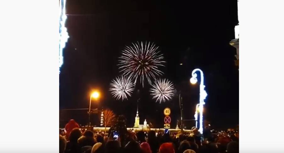 Опубликовано красочное видео новогоднего салюта в Петербурге