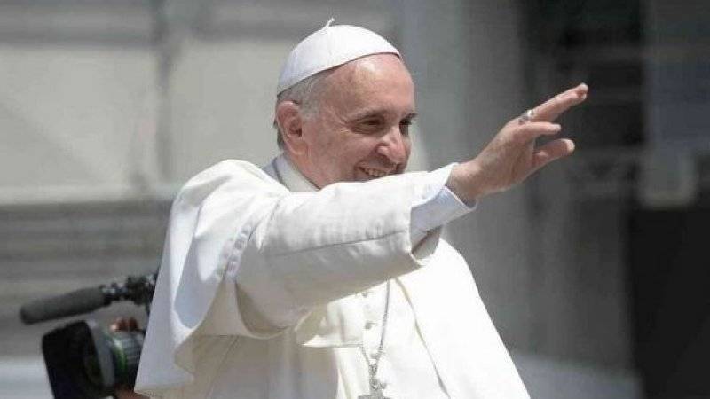 Папа Римский признался, что потерял терпение, когда ударил паломницу по руке