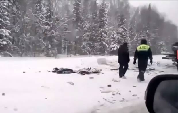 Появились видео последствий ДТП с четырьмя погибшими на кузбасской трассе