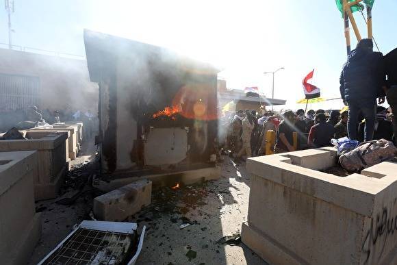 В Багдаде охрана посольства США отстреливается от демонстрантов резиновыми пулями