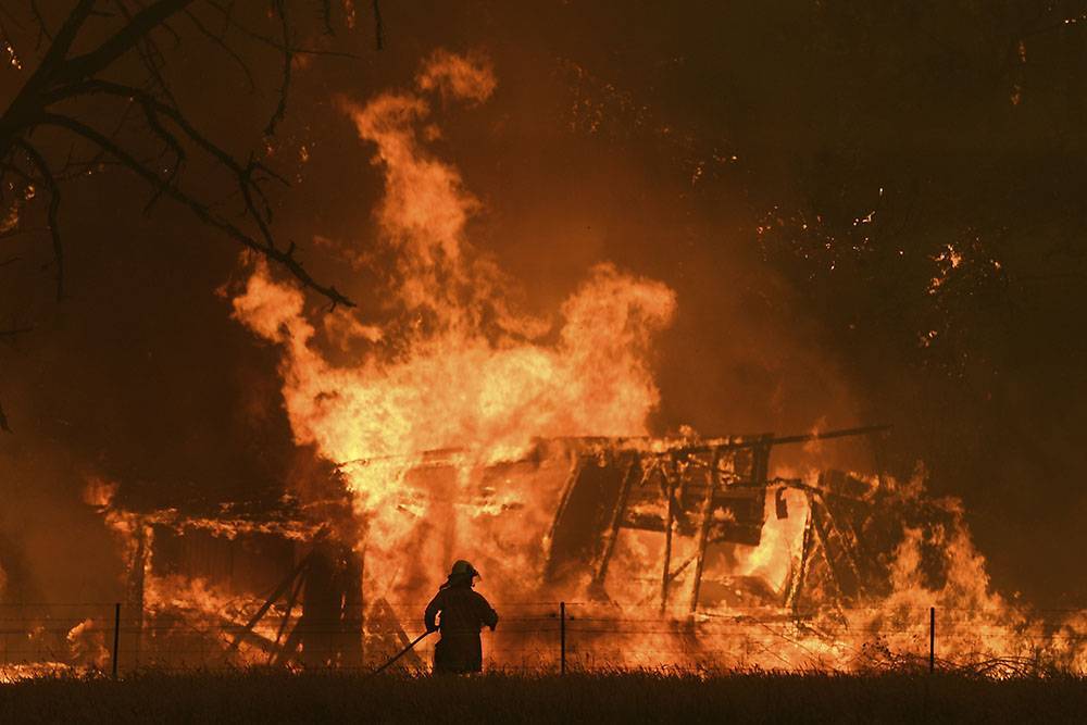 В Австралии из-за пожаров погибли не менее 17 человек