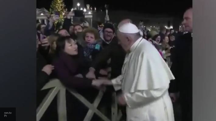Папа Римский публично принес извинения за то, что ударил женщину по руке