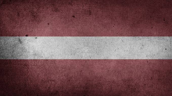 В Латвии отменили присвоение статуса неграждан новорожденным