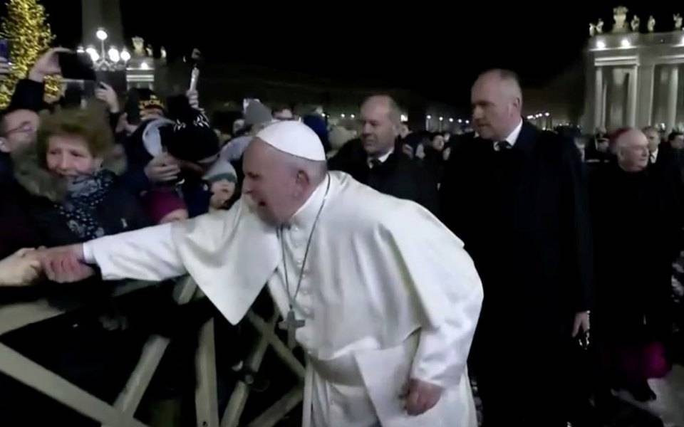 Папа римский извинился за то, что оттолкнул руку женщины на площади Святого Петра