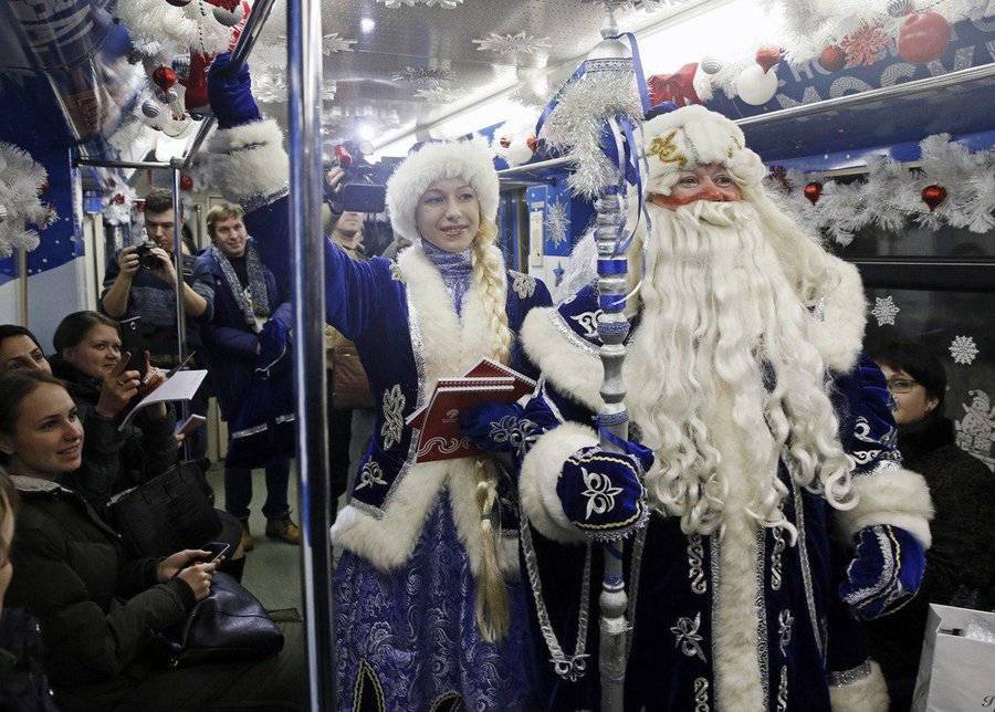 Более 250 Дедов Морозов проехали в метро в новогоднюю ночь