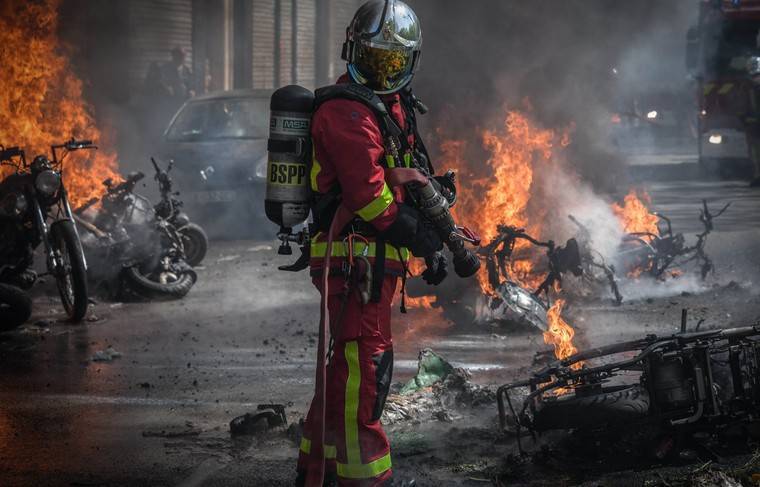 Более 200 автомобилей сгорели в Страсбурге в новогоднюю ночь - news.ru - Франция - Париж