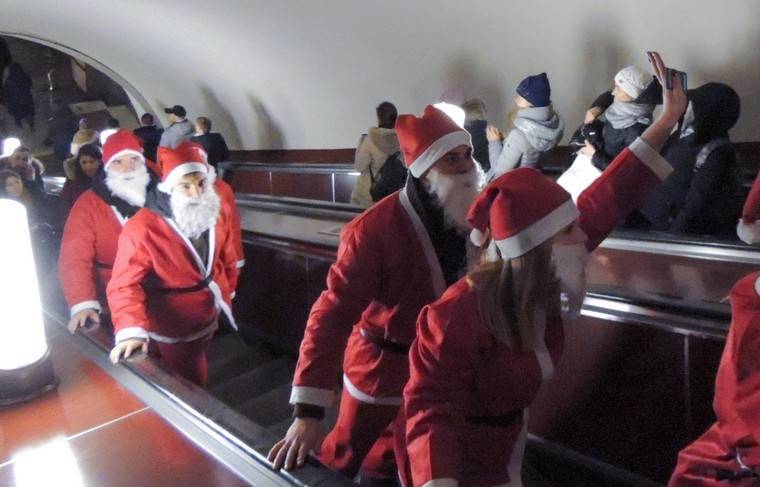 Московские Деды Морозы в новогоднюю ночь предпочли метро