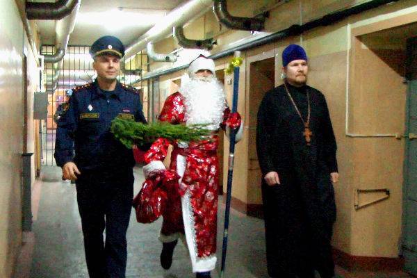 Дед Мороз пришел с подарками в следственный изолятор Сыктывкара