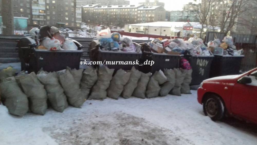Жители двух улиц в Мурманске пожаловались на мусорные завалы