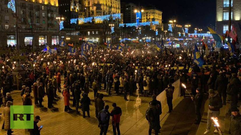 СМИ: Более тысячи человек вышли в Киеве на шествие в честь Бандеры