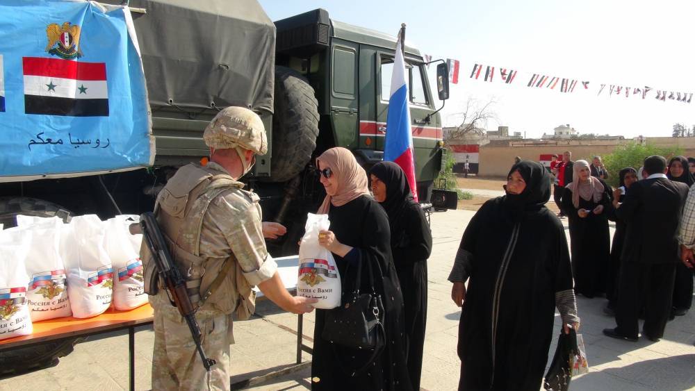 Военнослужащие РФ организовали раздачу продовольствия в пострадавшей от боевиков Ракке
