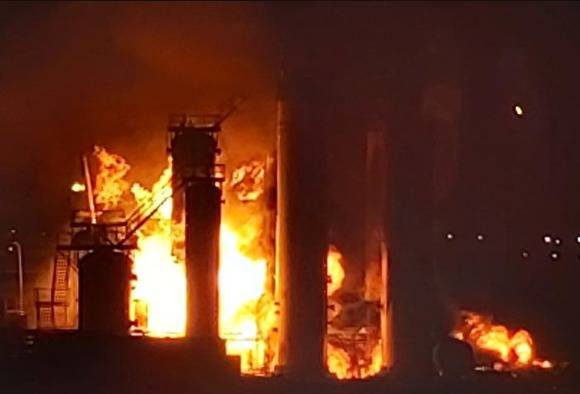 СМИ сообщили о новых взрывах на НПЗ в Ухте, но пожар удалось ликвидировать