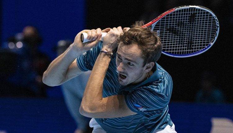 Теннисист Медведев объяснил удары ракеткой по судейской вышке на ATP Cup