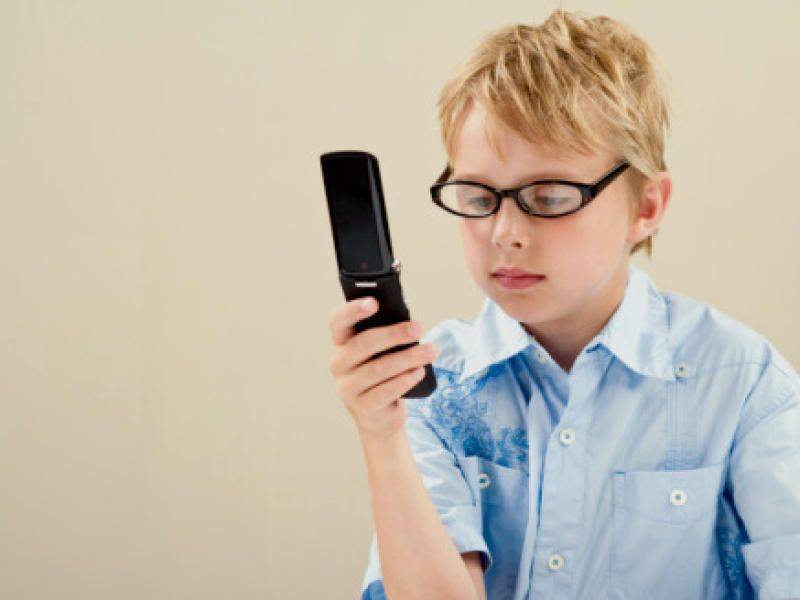 Роспотребнадзор дал советы по защите детей от вредного влияния мобильных телефонов