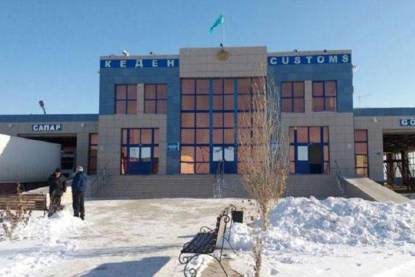 Граждане Узбекистана жалуются на вымогательства на границе с Казахстаном