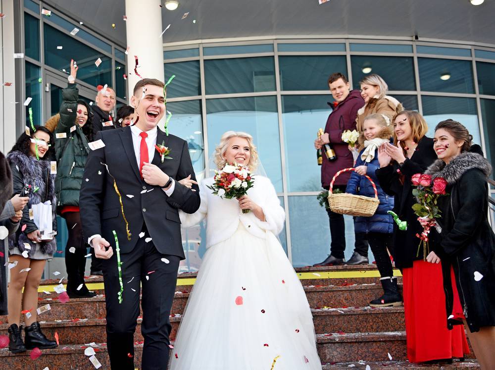 Более 1400 пар поженятся в красивые даты февраля в Москве