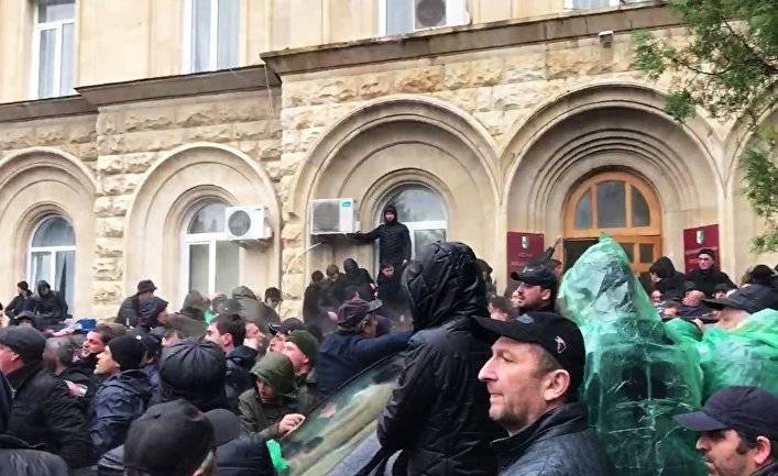В Сухуме растет напряжение: оппозиция врывается в административное здание (Georgia Today, Грузия)