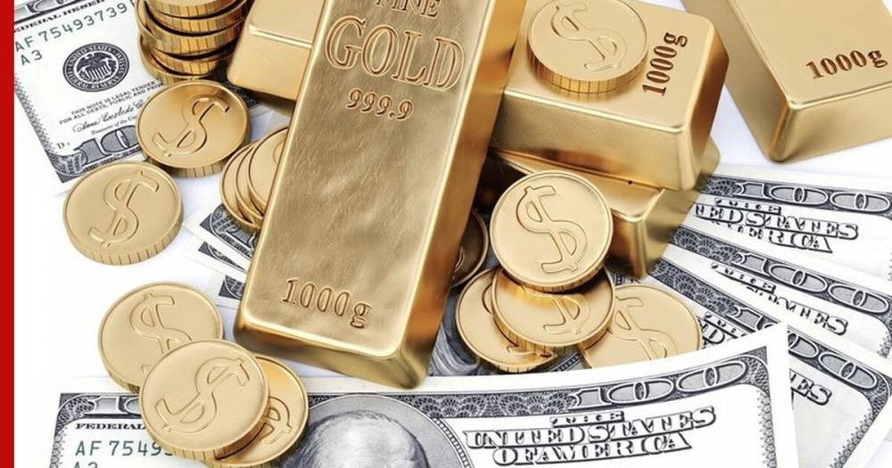 Стоимость золота снижается на фоне дорожающего доллара